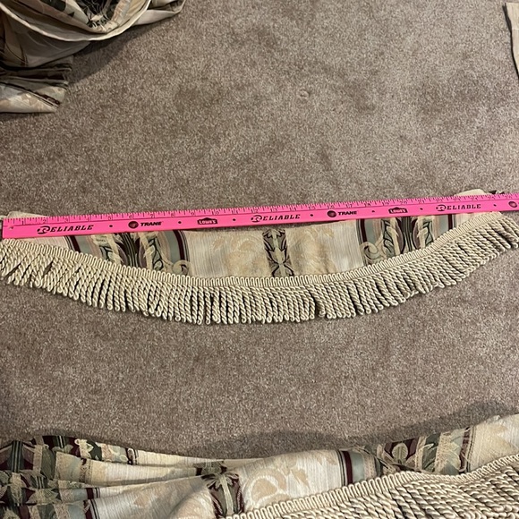 12 panels of 84 x 38.5 inches per panel curtains with 12 tie backs - Picture 6 of 6